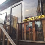 banana tree - ビニールハウスみたいなところに3テーブルあります