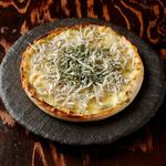 大衆居酒屋 おば九 - 生海苔としらすたっぷりのピザ