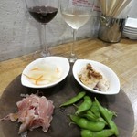 ニューコマツ - ワイン4種飲み比べ&8種おつまみセット税抜1000円(税込1080円)