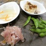 ニューコマツ - ワイン4種飲み比べ&8種おつまみセット税抜1000円(税込1080円)ゆず大根、よだれ鶏、生ハム、わさび枝豆