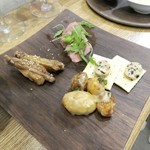 ニューコマツ - ワイン4種飲み比べ&8種おつまみセット税抜1000円(税込1080円)手羽唐揚げ、豚のスモークタン、アンチョビポテト、レーズンバター