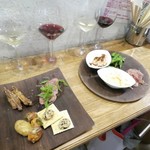 ニューコマツ - ワイン4種飲み比べ&8種おつまみセット税抜1000円(税込1080円)