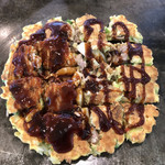 Okonomiyaki Ge-Buruhau Su - 左は甘口、右は辛口のソースを半分半分にかけました