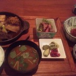 B定食1800円猪肉鍋・小鉢・鹿刺し付。