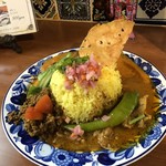 ル コロン - 手前がスパイスチキンカリーだ