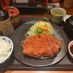 かつ雅 - 2018/10/23 極上ロースカツ定食 厚切りジャンボ（1980円）味噌だれ（100円）