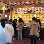 上野動物園 バードソング - 店内もパンダ一色。
      レジに並ぶ列がすいてきたので、
      今のうちにお買い物しよう。