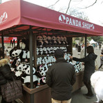 上野動物園 バードソング - こちらはパンダ舎の近くのお土産店。
      パンダグッズやお菓子をいろいろ売ってるよ。
      お客さんでいっぱいです。
      