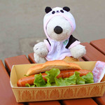 上野動物園 バードソング - ちびつぬ「つぬっこちゃ～ん、おやつ食べましょ～♪」
      
      おっ、ちょうど小腹がすいてきたところだったの。
      ちびつぬ、気が利くねぇ。