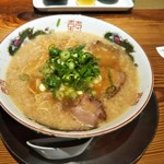 中華そば ますたに - 全体図。背脂醤油、青ネギ。