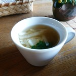 里山のカフェ ににぎ - おばあちゃんの自家製味噌を使った大根の味噌汁、旨し！大根の甘味も効いてます