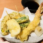 まるさ水産 - 単品で注文です。
      エビ、イカ、かぼちゃ、オクラ。
      
      エビはプリプリしてて美味しかった。
      イカはちょっと小さいかな
      オクラはでっかくてトロッとしていて美味しかった。
      かぼちゃも美味しかった。