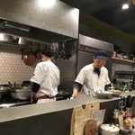 大衆酒場 モツレ - オープンキッチン(^^)
            厨房雰囲気。
            新しいお店のせいか
            清潔感が(^^)