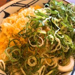 丸亀製麺 - かけうどんにセルフの天かすとネギ大盛り