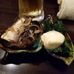 おかん家 - 通しは骨まで食べれるさんまの生姜煮とほうれん草