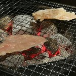 炭火焼肉屋台 たじま屋 - 焼く様子