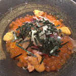 晶 - ここで『ミニ六法』です！マグロ、タイ、子持ち昆布、ウニ、イクラの海鮮丼にタイのだし汁が付きます。お好みでだし汁をかけて櫃まぶしとしたも頂けます。