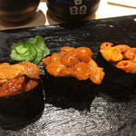晶 - そして『ウニの食べ比べ三貫目』！本日は全てバフンウニで、産地と業者違いです。