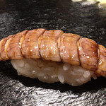 晶 - お好み一貫目は、シャコ！晶さんのシャコは握る前に湯通しするので、暖かくふっくらしてます。シャコ好きの娘に味わって欲しくて頼みました。