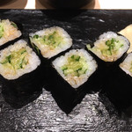 晶 - 〆の巻物です。今日はカッパ巻きです。晶さんの海苔は香りが豊かで美味しいので、必ず最後は巻物を頼みます。