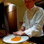 銀座 盡 - 佐藤シェフ、丁寧にイクラを濾す