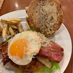 アンダーパスカフェ - ベーコンエッグチーズバーガー