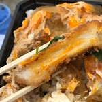 フードストアあおき - カツ丼もしっかりと厚みのあるカツですぜ。