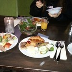 Thon Hotel Opera - 朝食会場は３階レストランで前回と同じ絵が飾ってありホームに戻った安心感がありました！