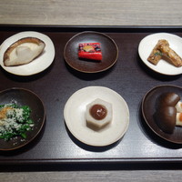 USHIGORO S. GINZA - [b:旬野菜6種] 天然しめじのおひたし 石川芋、田楽 春菊のおひたし、鰹節とチーズのパウダー 新牛蒡の甘辛煮 炭火・醤油で仕上げた赤満願寺唐辛子 麹味噌がけ 原木椎茸の炭火焼