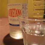 バカリ ダ ポルタ ポルテーゼ - フェラーリをデザインした会社が手がけたボトルデザインのピエモンテの天然水