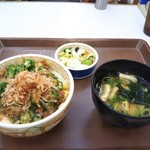 すき家 - 朝食メニューは朝5時からなので、レギュラーメニューからチョイス