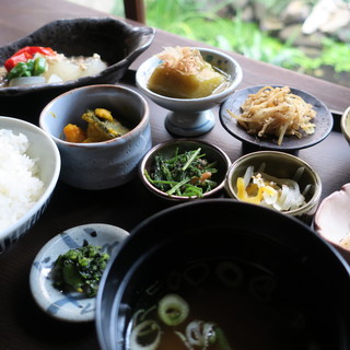 Lunch limited to 50 meals a day: ``Ichijuu Hassai'' - a delicious lunch full of vegetables