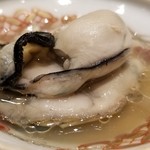 鮨　縁 - (01)牡蠣(瀬戸内産)の米油漬け
      産卵期は初夏～夏、旬は秋～晩冬。
      常に柔らかな米油ですっきりしています。
      牡蠣自体は旬の初めで旨みとクリーミーさはこれから更に深みを帯びるのでしょう。