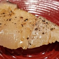 鮨　縁 - (02)鰆(三重県産)の藁燻し、塩胡椒掛け
                産卵期は春～初夏、旬は秋～冬。
                藁の燻香がふわっと薫る秋鰆は脂がしっかりとのって、味わい深くてさっぱり。