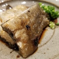 鮨　縁 - (07)青鰻(岡山県吉井川河口産)の白焼き
                焼き方は蒸さずに直焼きで、1度下焼きの後に提供前にもう1度焼く2度焼きをされています
                タレはポン酢ベース？
                皮は弾力があり脂のりも良好で、野性味溢れる味わい