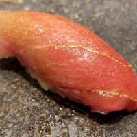 鮨　縁 - (16)本鮪(青森県三厩産)の中トロ
                  仲買は「やま幸」さんだそう。
                  龍飛岬の本鮪は冬に向けてどんどん脂がのっていくのでしょうね。
                  脂の旨みと甘みを感じ取ろうとすると私の体温でスッと蕩けていきました。
