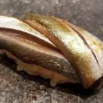 鮨　縁 - (27)ママカリ(岡山県産)(追加)
            正式名称は鯯(サッパ）
            小鰭よりも脂の質が爽やかですが、旬に入り脂の濃さ加わり、深みを感じます。
            秋～冬の期間は、小鰭とママカリの食べ比べを「強く推奨」致します。