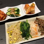 一龍 - 自家製キムチ（￥790）・ナムルの盛り合わせ（￥690）