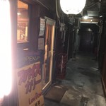 スパイスカリー ロー ダウン - 昼は更に薄暗い感じ