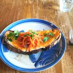 ブリコラージュ ブレッド アンド カンパニー ダイニング・カフェ - 極早生温州ミカンジャムとキャロットラペのブリコラージュブレッドタルティーヌ。トッピングのコリアンダーパウダー多めで♡　コリアンダーパウダーの風味が、ミカンジャムと絶妙にマッチングするんだな～(≧▽≦)