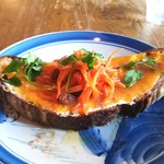 ブリコラージュ ブレッド アンド カンパニー ダイニング・カフェ - 温州ミカンジャムがミカンピールが入っていそうな味わいで、キャロットラペやハーブ、コリアンダーパウダーと相性抜群！！　甘さ控えめで、シャンパンに合いそうですよ♪＼(^-^)／　20181024