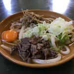 しょうちゃんうどん - 冷やし肉玉金うどん（550円）