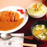 やわらかとんかつ かつ庄 - 2018年10月。ランチのロースかつカレー定食980円（税込）。ドリンク付き。