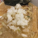 らーめん寺子屋 麺座 鷲ノ巣 - 刻みタマネギ載せました。