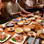 菜鶏 - テーブル一杯の料理