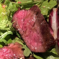 大どころ - ＊大きくカッしたステーキは3切れ盛られ、噛むと旨みを感じて美味しい。 贅沢なサラダです。