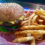 Pearl's Deluxe Burgers - 料理写真:チーズバーガー