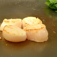 ステーキハウス 桂 - ホタテ 焼いています