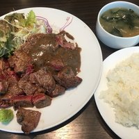 キャトルラパン - ステーキ Lunch (´∀｀)/ 2枚 味噌ソース 山葵醤油
                素晴らしいヴォリュームです