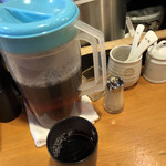 Sensai Kan - 卓上の調味料たちとお茶